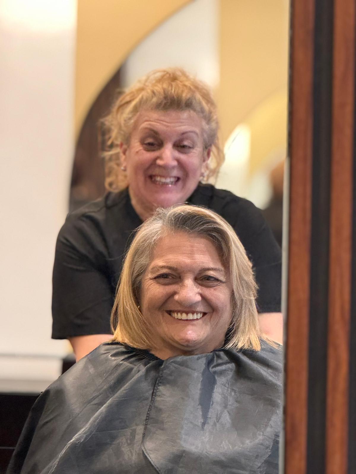 Clienta feliz con su resultado en Liso Perfecto